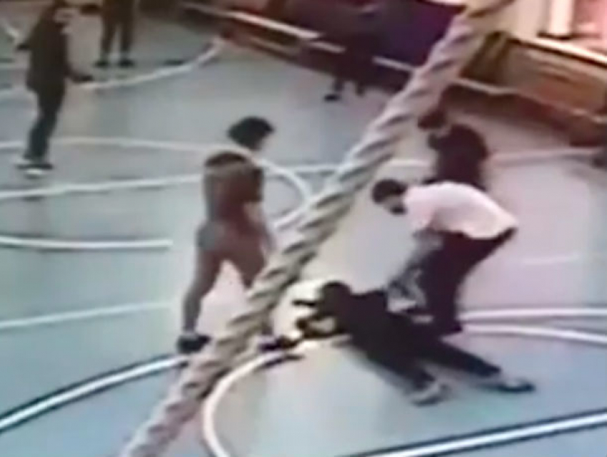 Мгновенная гибель девушки во время игры в волейбол попала на видео