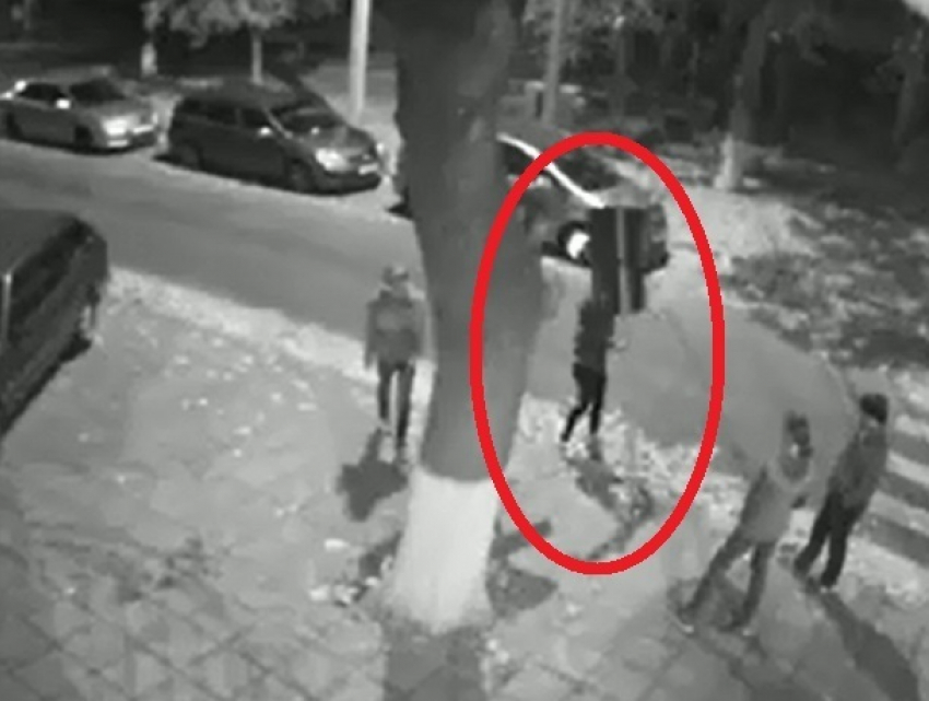 «Как обезьяны»: подростки-вандалы погнули дорожный знак и испортили машину в центре Кишинева
