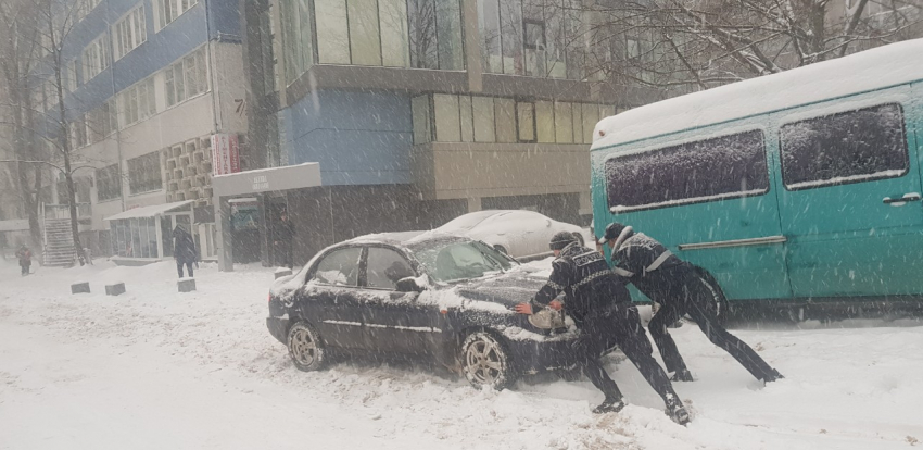 Столичная полиция оказывает помощь жителям Кишинева