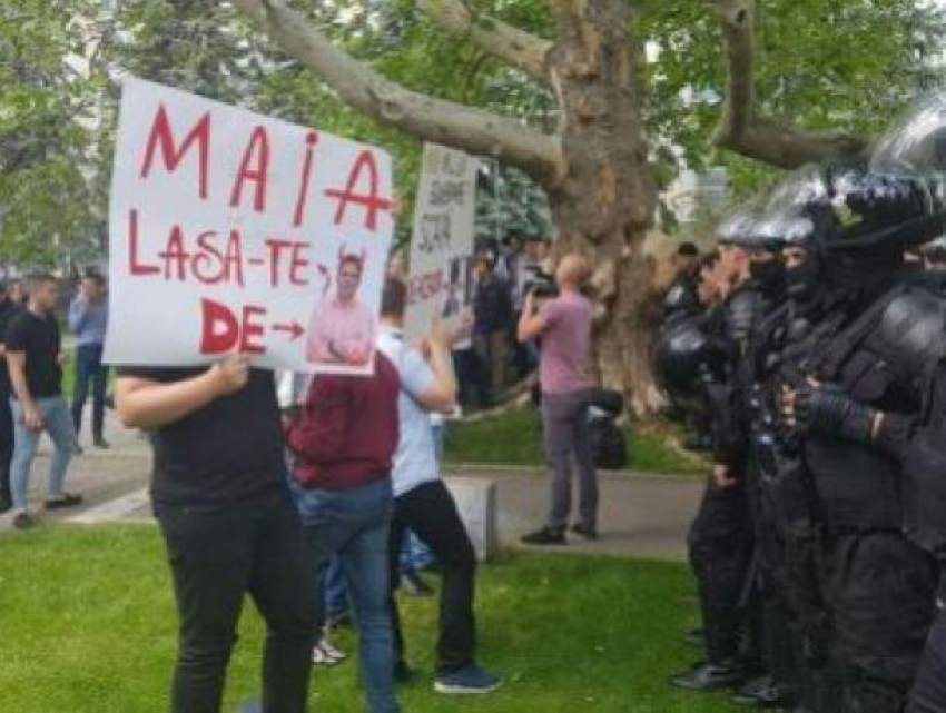 Хаос перед парламентом: в ряды протестующих затесались контр-протестующие