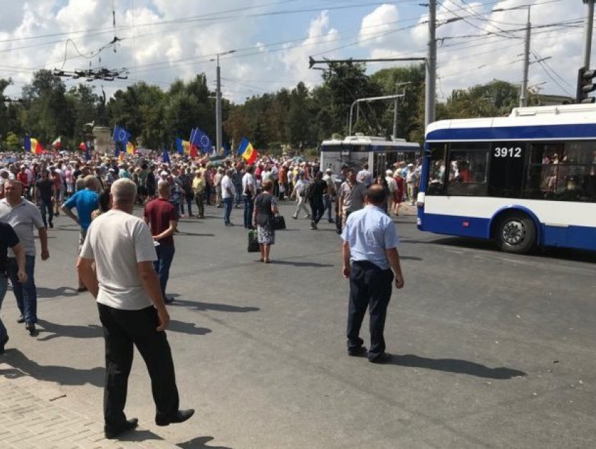 Сторонники Санду и Нэстасе заблокировали троллейбусы на улице Бэнулеску-Бодони