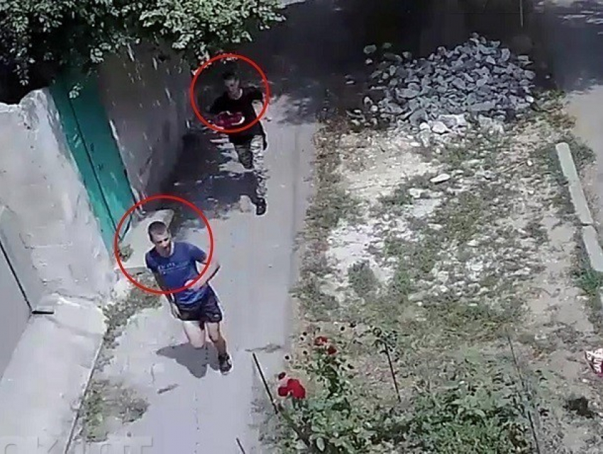 Серийных грабителей одиноких женщин на улицах поймали с помощью видеокамер