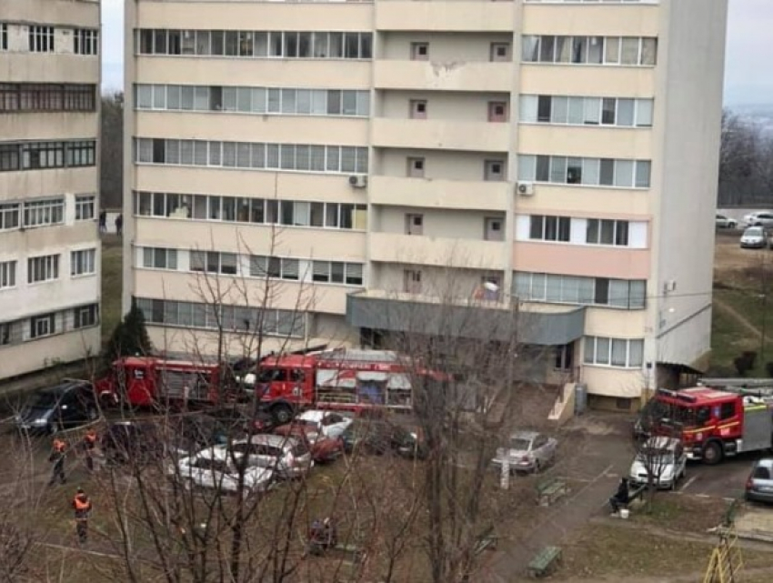 Срочно! В Кишиневе горит многоэтажный дом - тушить пожар невозможно из-за автомобилей