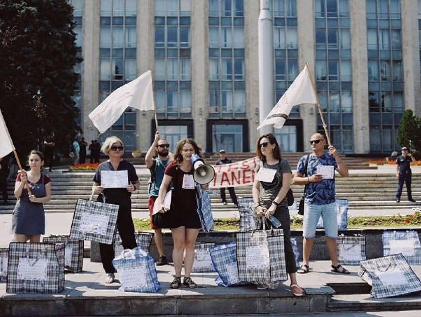 Негодующие представители диаспоры принесли клетчатые сумки к зданию правительства Молдовы