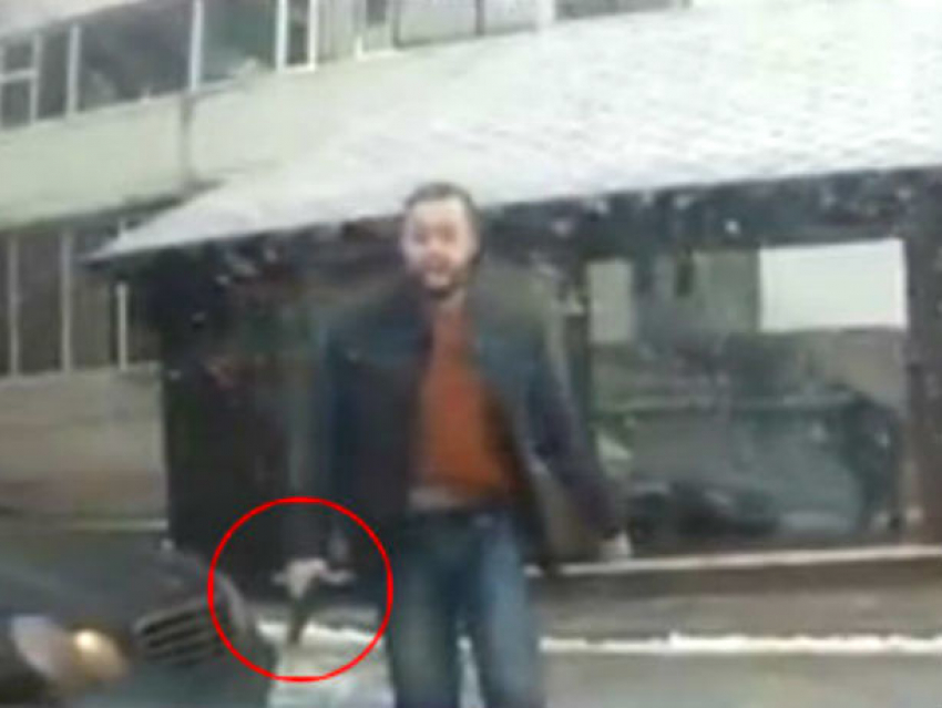Нападение разъяренного бывшего полицейского с пистолетом на водителя в Кишиневе сняли на видео