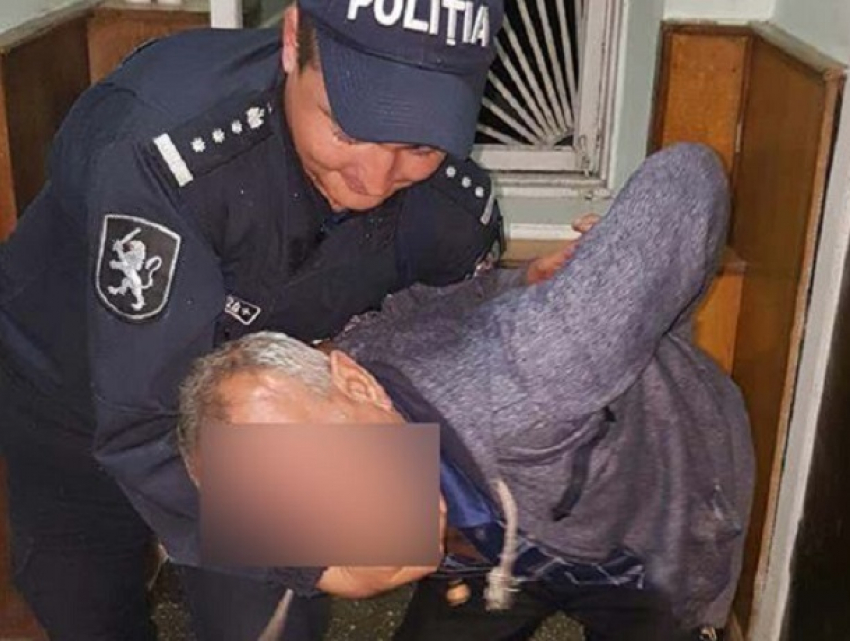 Вооруженный мужчина напал на продавцов магазина в Единцах