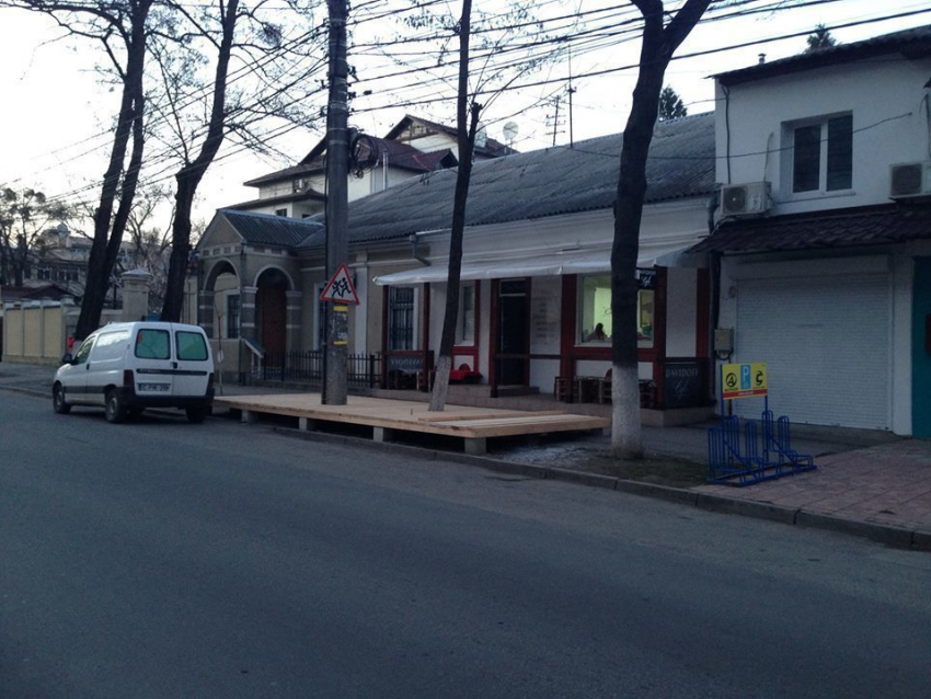 С приходом весны в Кишиневе появились новые террасы на тротуарах 