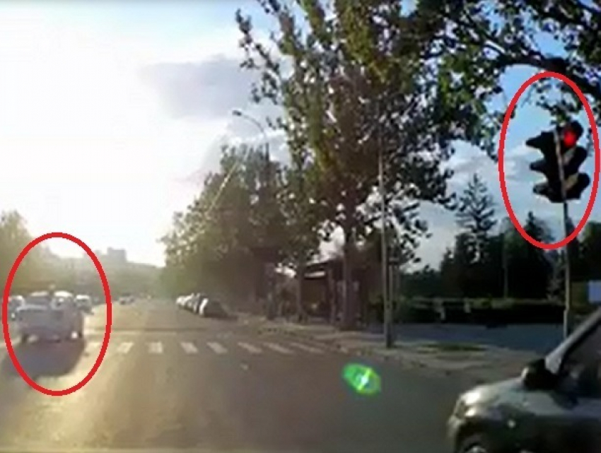 Мгновенное наказание таксиста после его проезда на красный свет в Кишиневе попало на видео