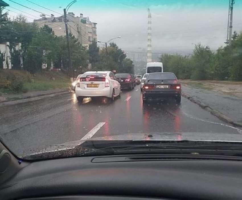 Осадки превратили Кишинев в сплошную автомобильную пробку