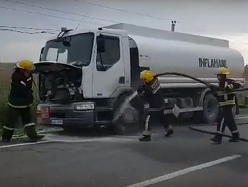 Экстренное тушение грузовика с горючим в Гагаузии попало на видео
