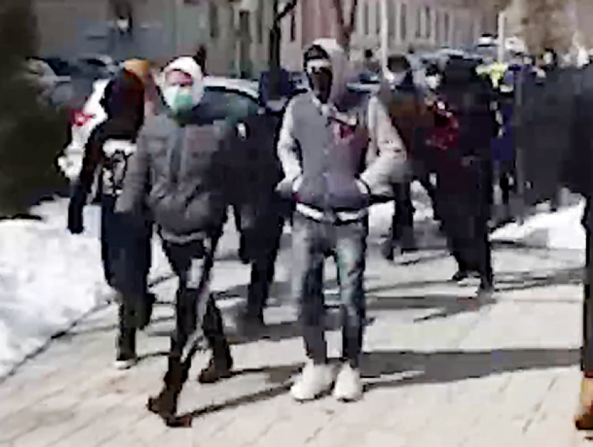 Группу парней в масках с битами и ножами задержали в центре Кишинева