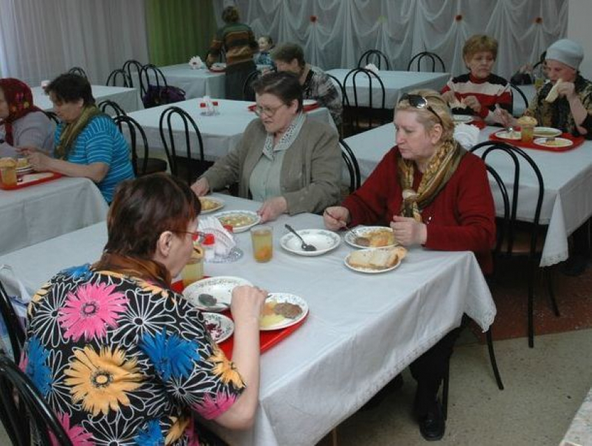 Социально уязвимых жителей столицы решили кормить бесплатно, но только раз в день