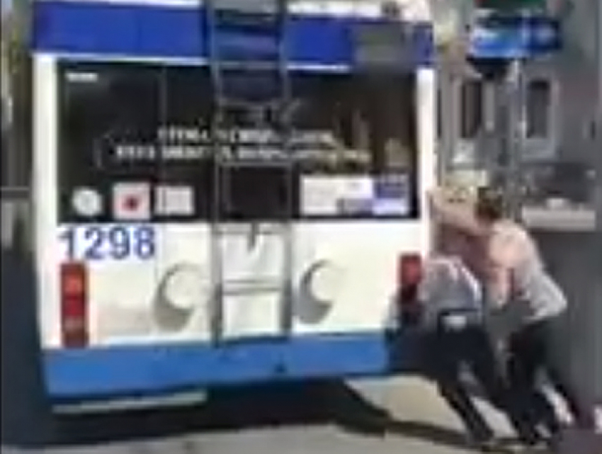Женщину, толкавшую столичный троллейбус, сняли на видео 