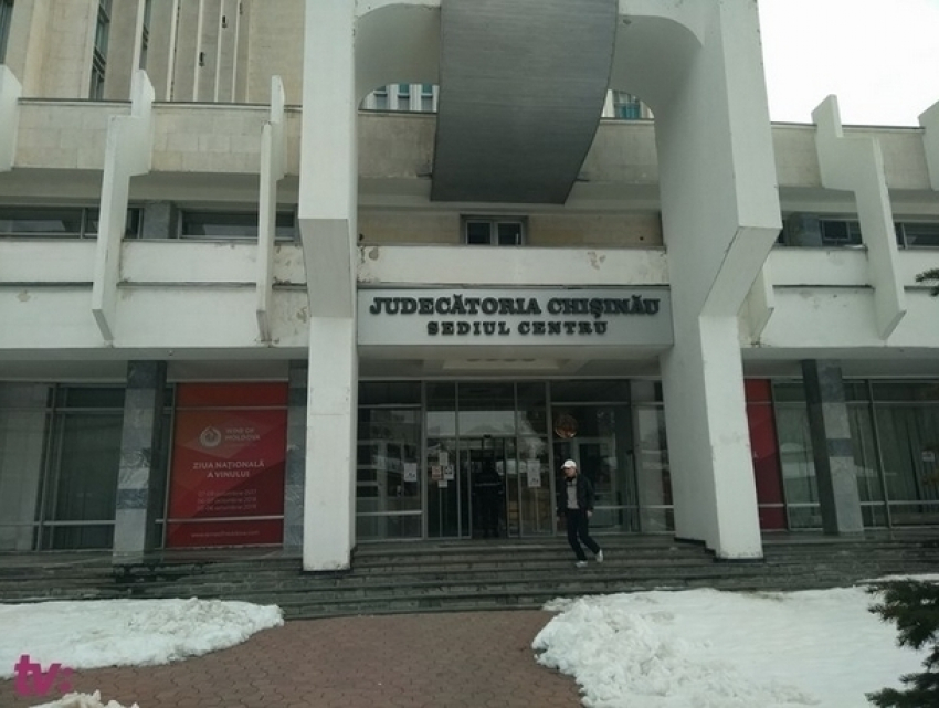 Эвакуацию людей произвели из здания суда в центре Кишинева из-за сообщения о бомбе