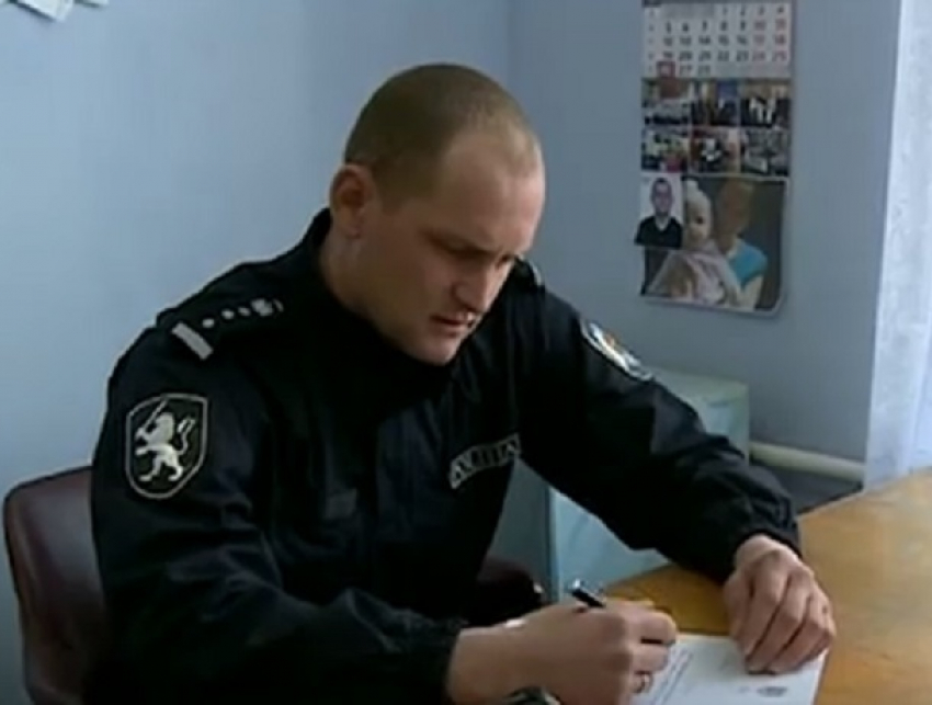 В Тараклии наградили медалью полицейского, спасшего из пруда многодетную мать и мужчину