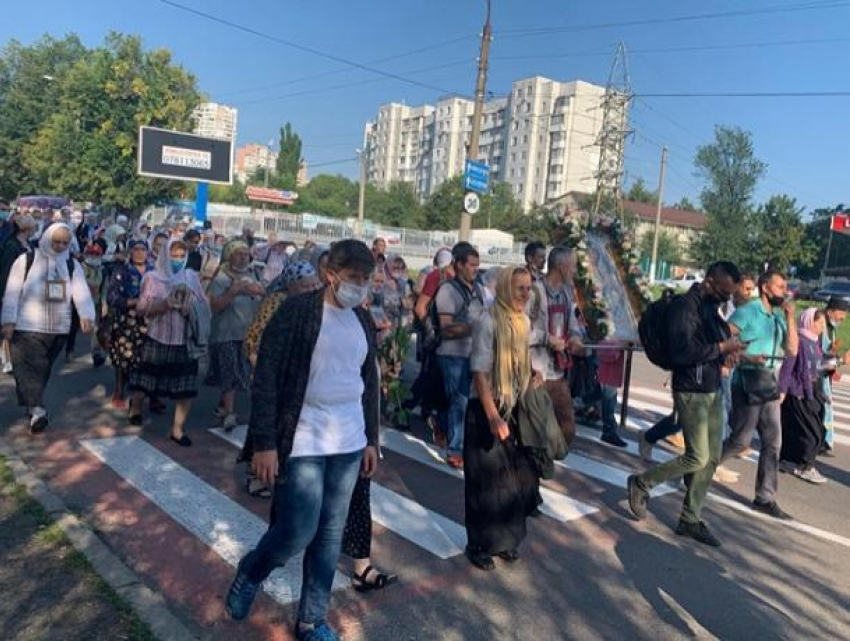 «Пандемия? Нет, не слышали» - молдавские верующие дружно вышли на Крестный ход