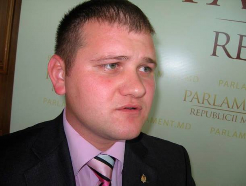 Министр экологии Молдовы заявил о шампанском и подал в отставку