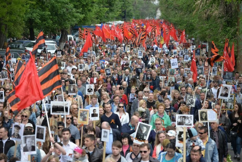 Рекордный Марш Победы в Кишиневе: более 70 тысяч граждан вышли на улицы с портретами своих родственников 
