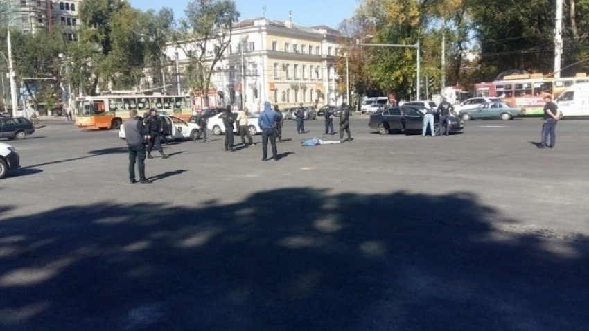 В центре Кишинева на ПВНС произошло задержание двух мужчин