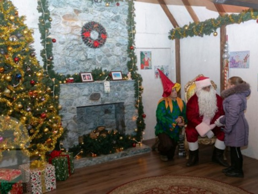 Дом Деда Мороза появился в центре Кишинева