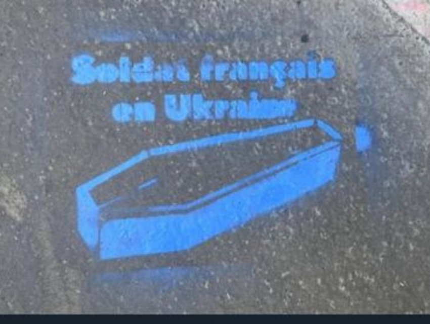 Граждан Молдовы уголовно осудили и крупно оштрафовали за граффити с гробами французских солдат