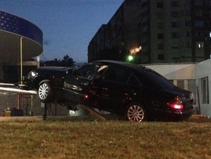 ДТП на Чеканах: Mercedes снес столб на автозаправке