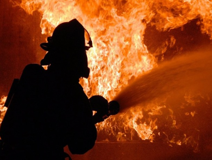 В Каменском районе спасли из пожара женщину