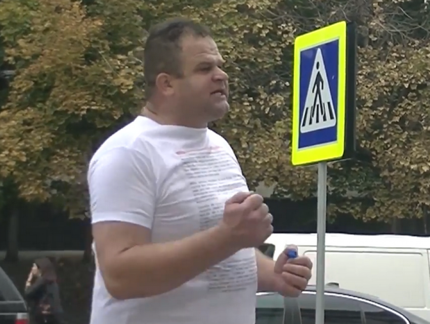Алиментщика с траурным венком попытались прогнать полицейские от здания суда в Кишиневе