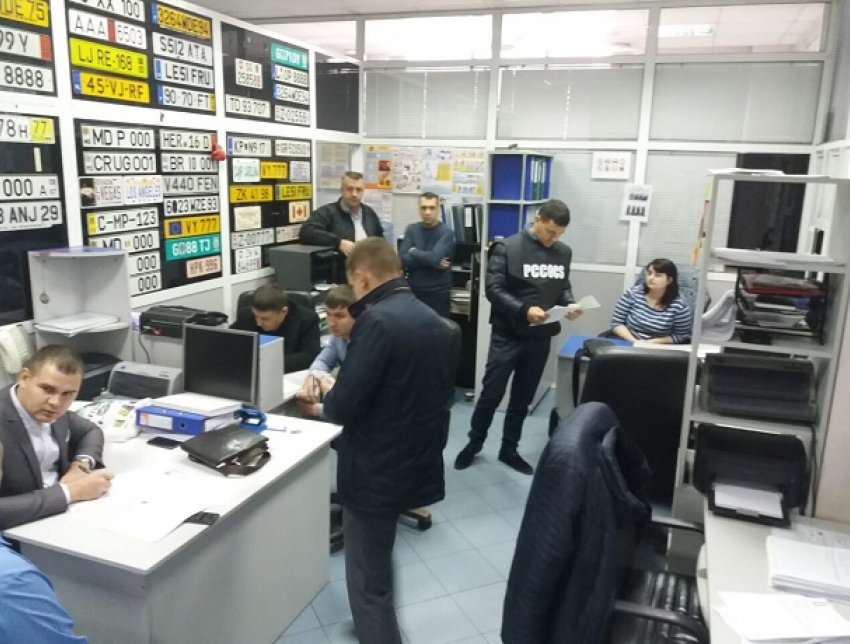 В Кишиневе проходят массовые обыски в Управлении регистрации транспорта