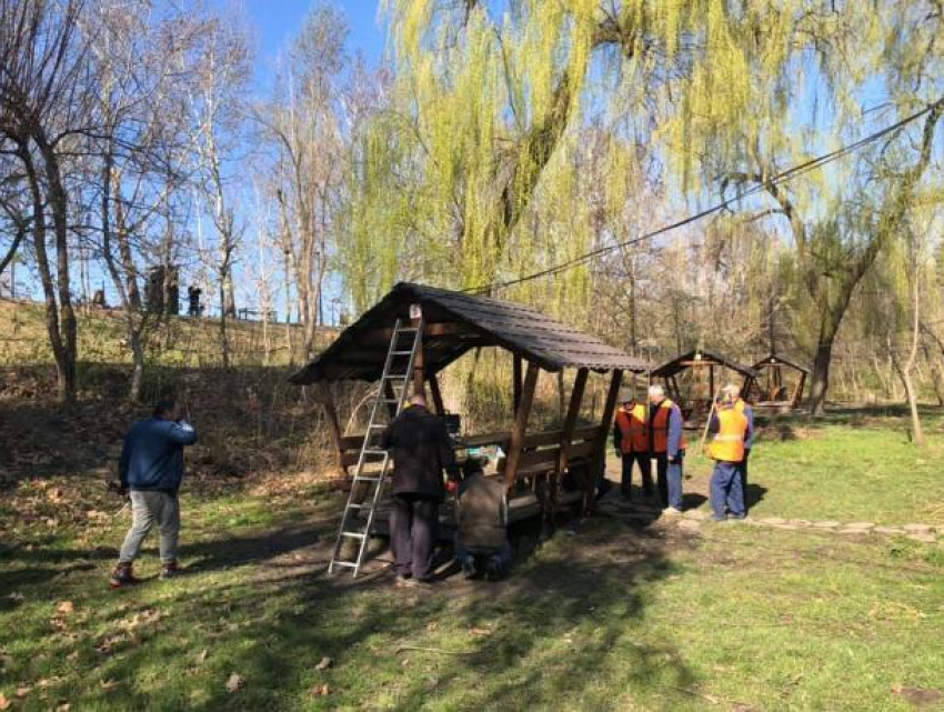 В Долине Роз демонтируют беседки