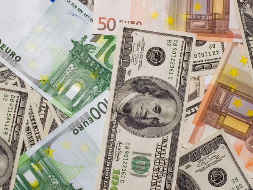 Евро упал, а доллар растет в цене: курсы валют на пятницу и выходные  