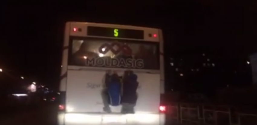 В Кишиневе подростки прокатились на бампере автобуса