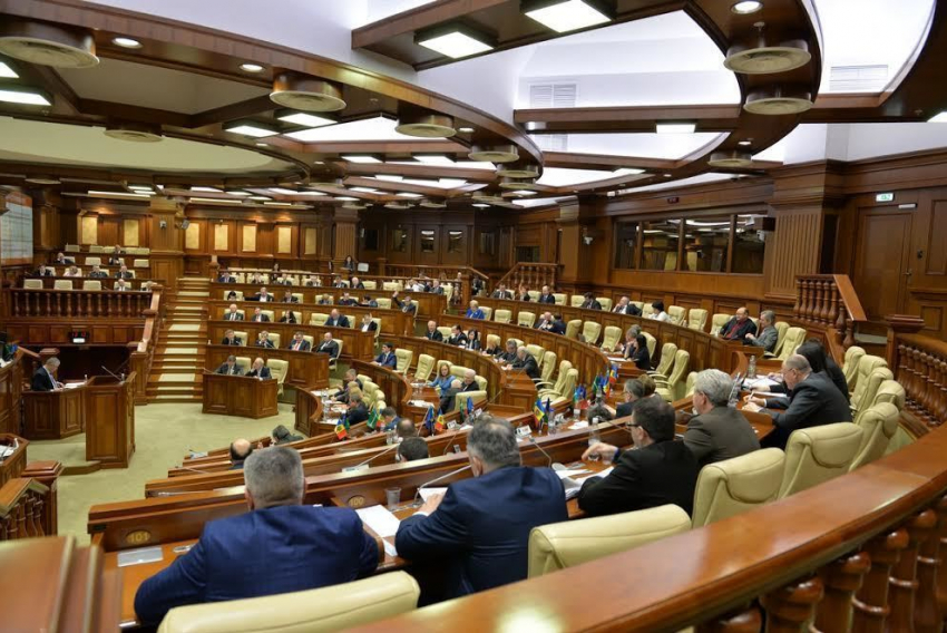 Парламентское большинство вновь не включило инициативу об отмене закона о миллиарде в повестку заседания 