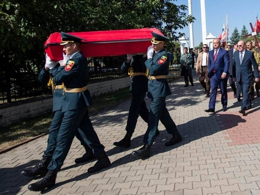 Игорь Додон принял участие в перезахоронении останков героев войны на Шерпенском плацдарме 