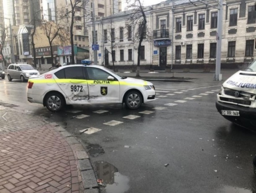 Не поделили дорогу: полицейский автомобиль и «скорая помощь» столкнулись в центре Кишинева