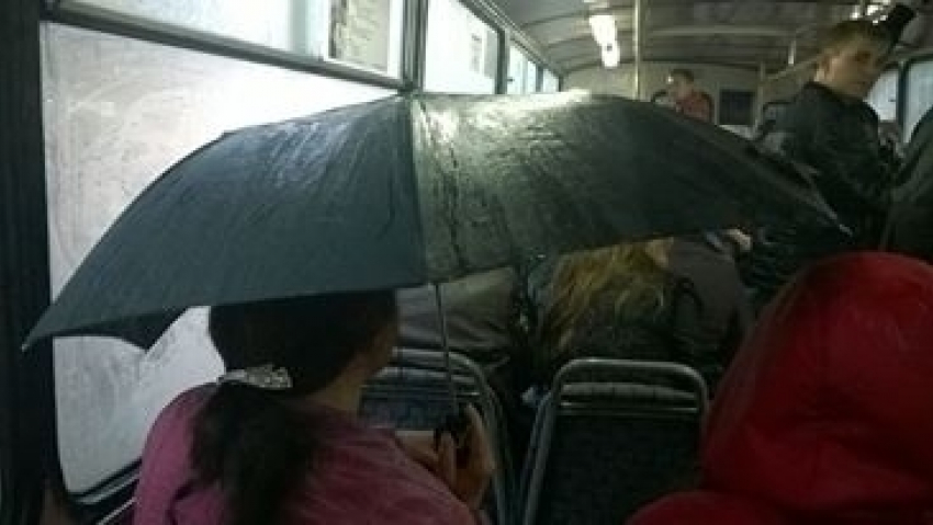 В Кишиневе дождь идет даже в троллейбусе 