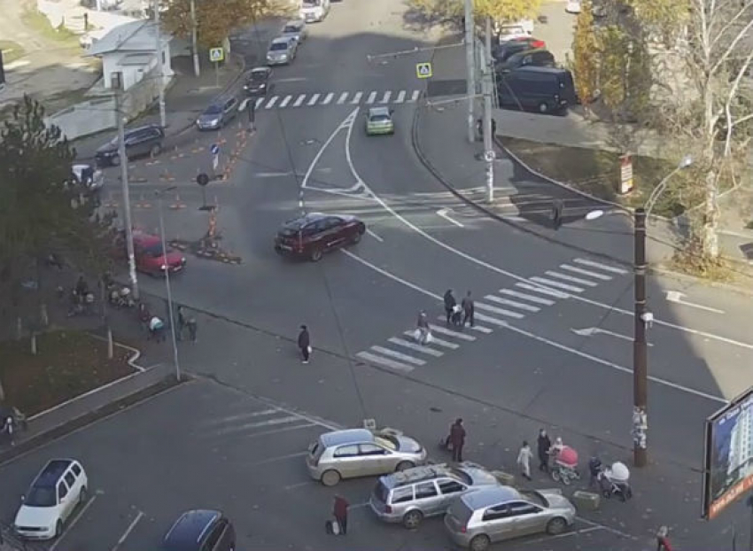 Массово нарушающие правила проезда на перекрестке в Кишиневе водители попали на видео