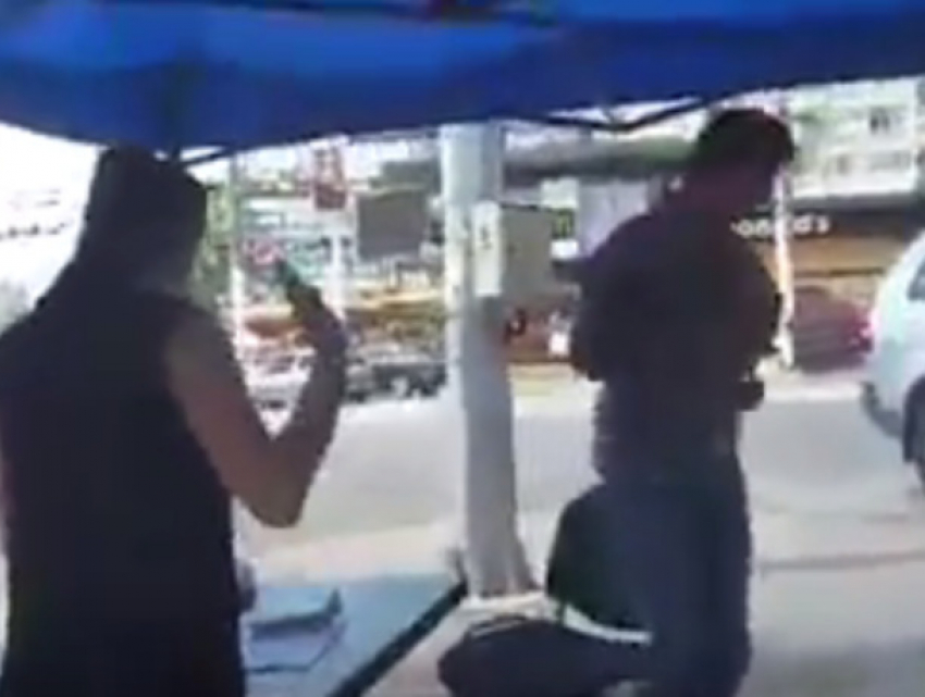 Прячущихся от камер сборщиков подписей за отставку президента сняли на видео 