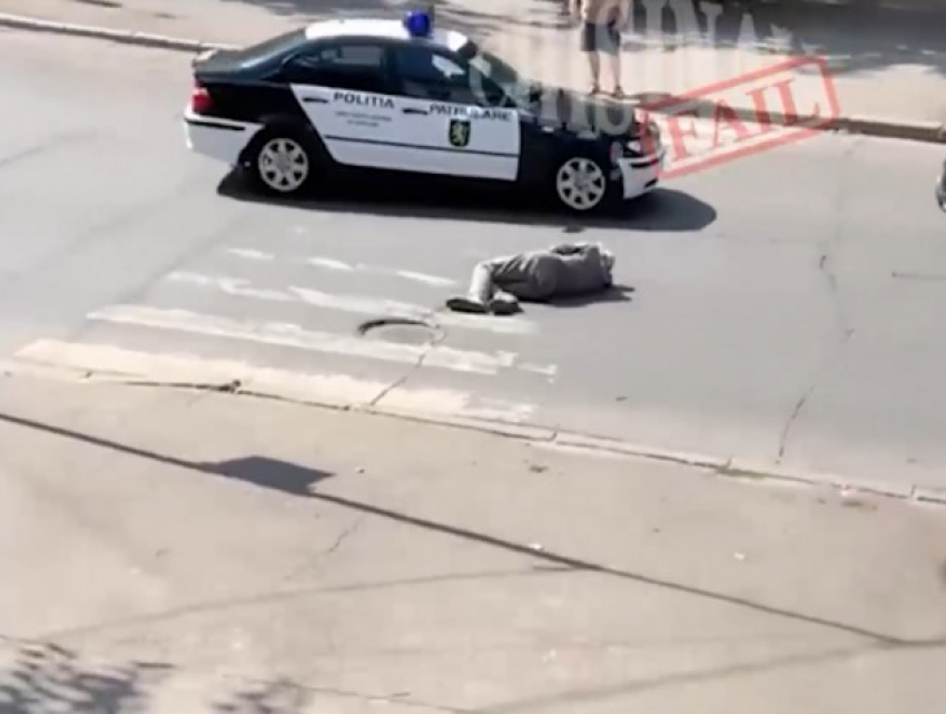 Полицейские в Кишиневе не помогли мужчине убраться с проезжей части, полной машинами
