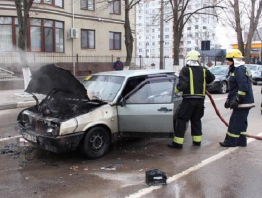 В Бельцах автомобиль загорелся прямо посреди улицы во время движения