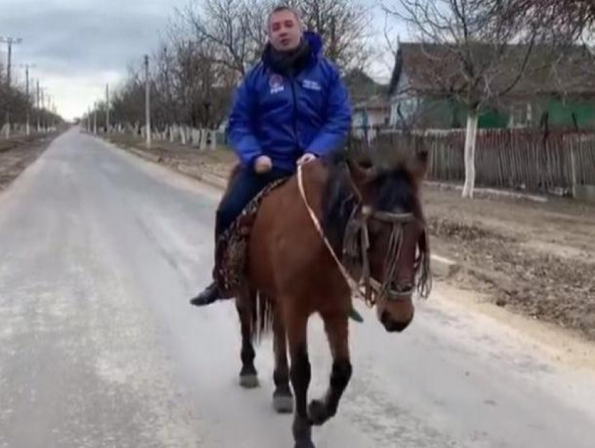 Демократ Сырбу предпочел не рисковать своим автомобилем - по дороге, построенной в рамках Drumuri Bune, он проехал на коне!