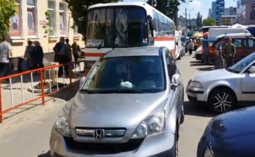 В Кишиневе водитель припарковался, полностью заблокировав движение на дороге