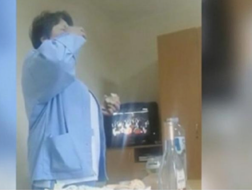 СМИ: медработник распивает спиртные напитки на работе в Больнице скорой помощи