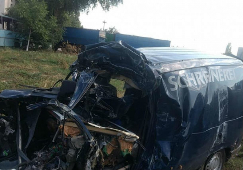 В груду металла превратился автомобиль, в котором погибла семья в Штефан-Водэ: ужасающие фото