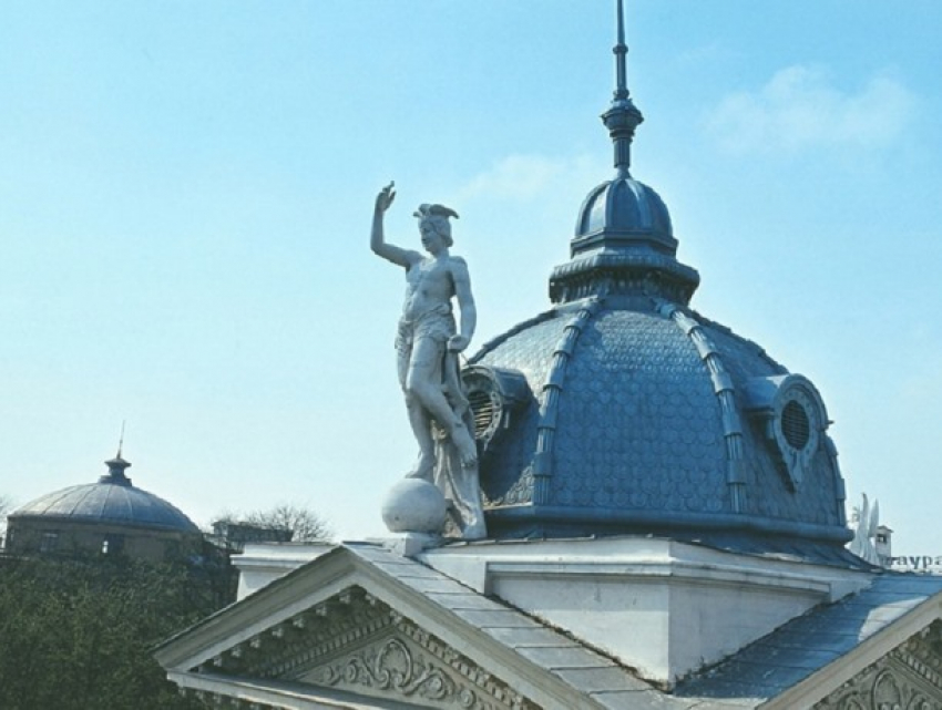 Статуя Меркурия на фронтоне Органного зала - вернут ли...