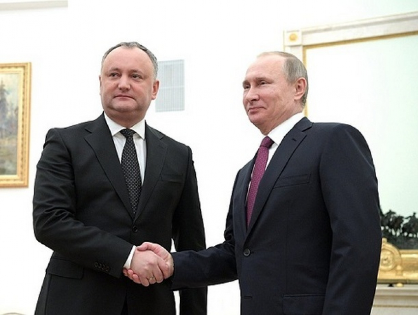 Президент Молдовы доставил Путину обещанный подарок