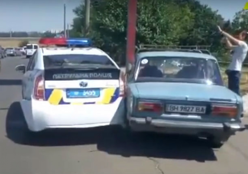 Десантник устроил пьяное ДТП с патрульной машиной в Одессе и попытался совершить суицид