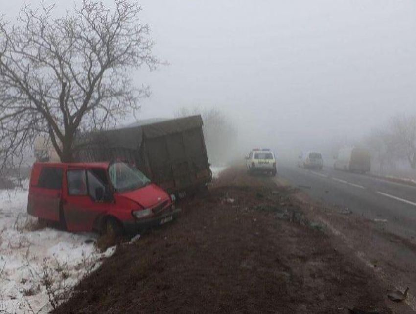 Под Чимишлией фура с зерном врезалась в микроавтобус, есть пострадавшие