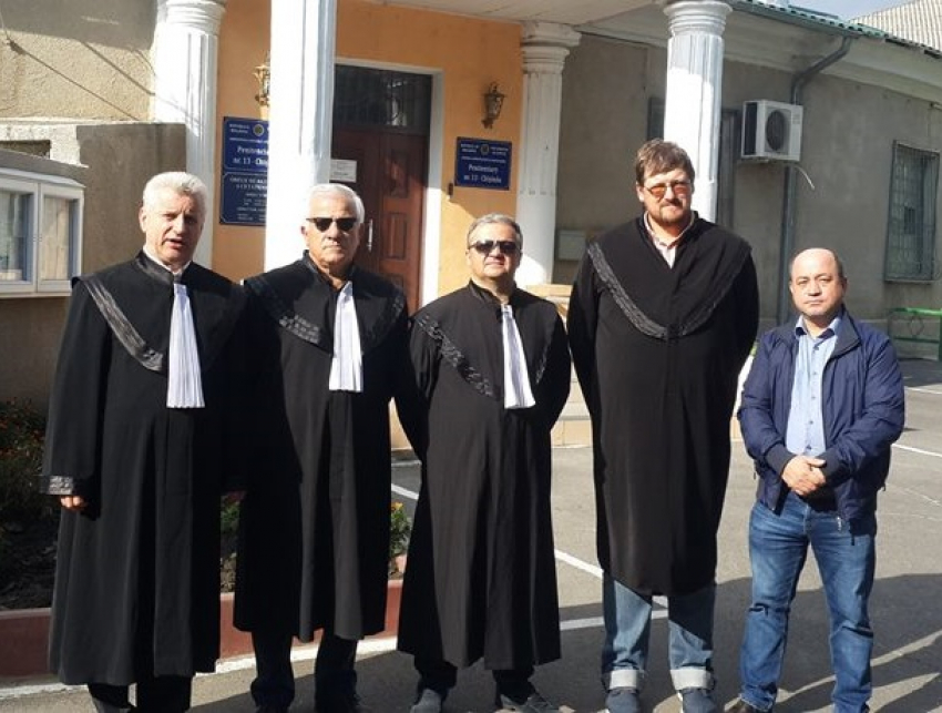 Запугивания адвокатов спровоцировали их акцию протеста у ворот тюрьмы в Кишиневе