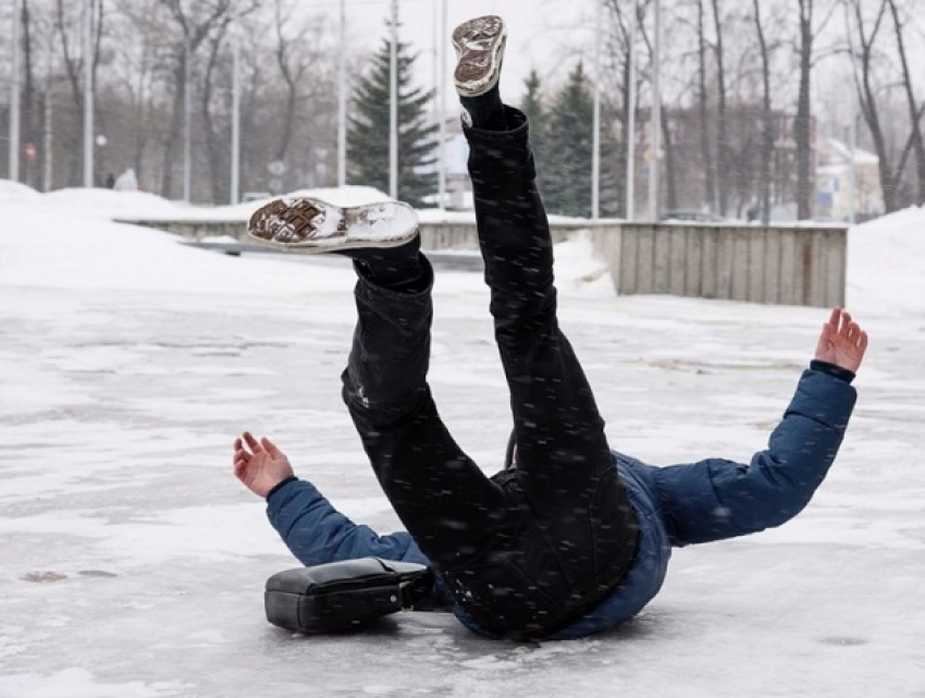 Опасный гололед сохраняется: желтый код продлен по всей Молдове